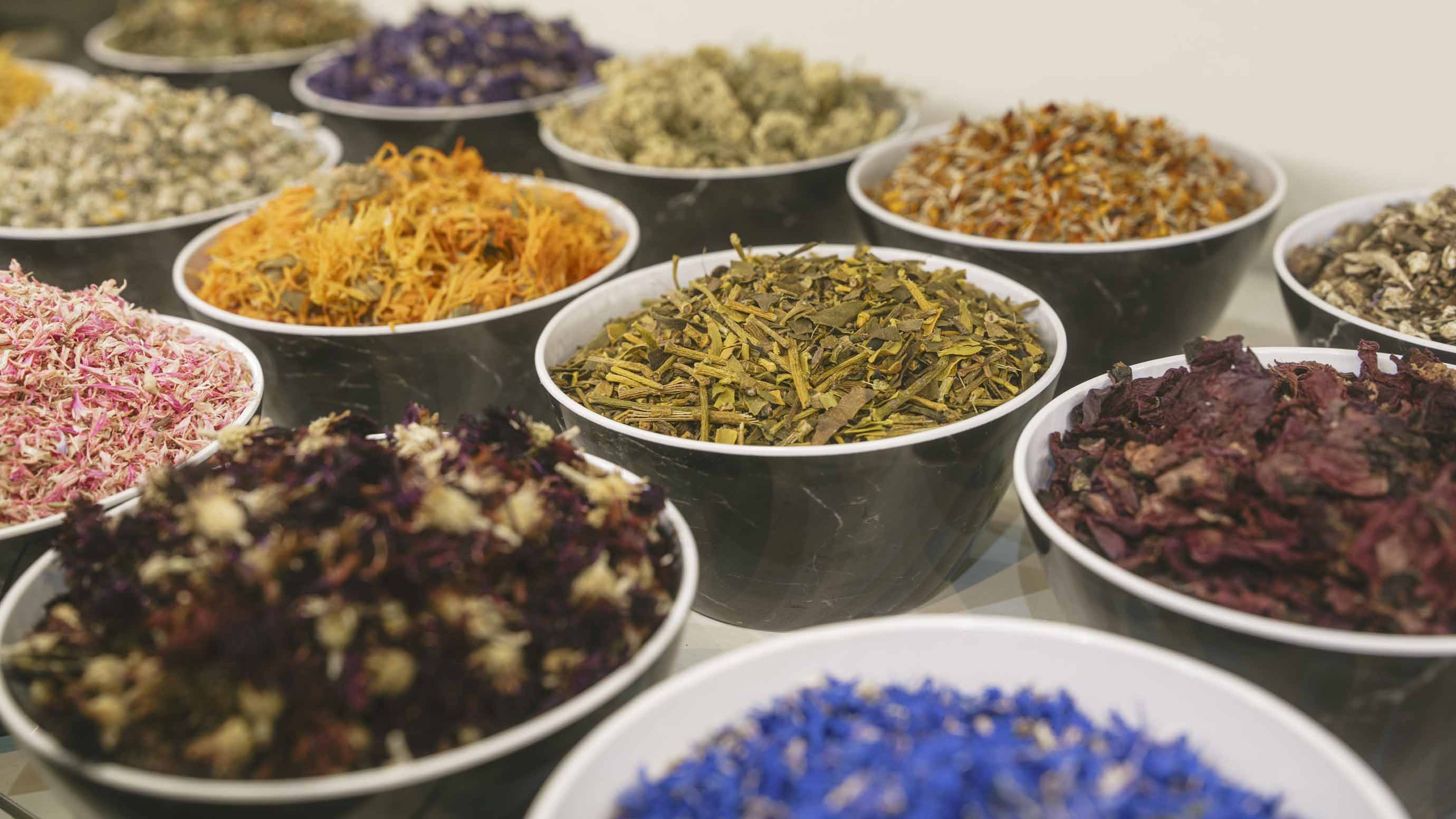 Dried herbs and flowers presented decoratively in small bowls at the trade fair stand