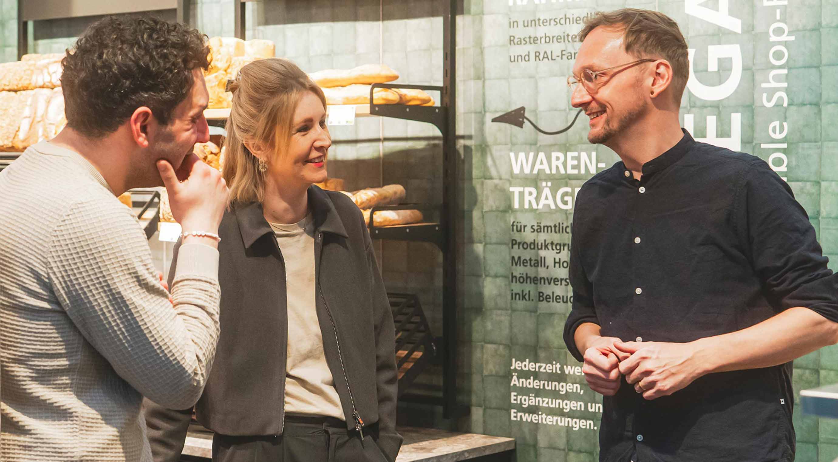 Three people in dialogue at the special area MeetingPoint BIOimSEH